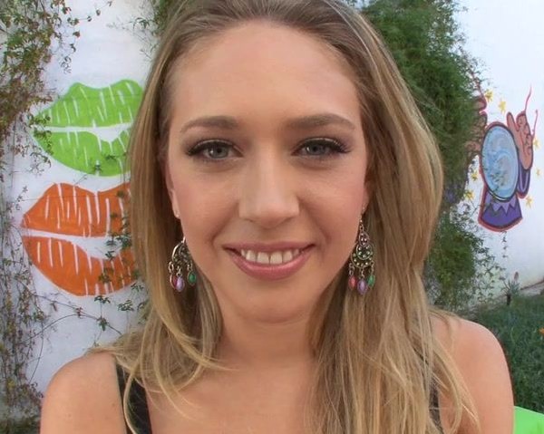 Kagney Linn Karter – Kagney Linn Karter Shows Us How To Anal Enema