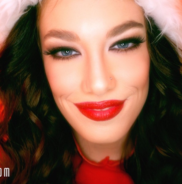 Bobbi Dylan – Bobbi Dylan Stops By The Salon To Give Some Head