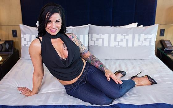 Davina – Frisky foxy MILF new to porn