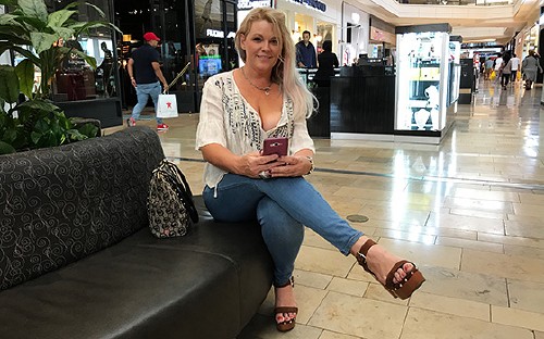 Kinsley – Amateur MILF exploring sexually