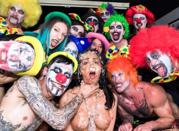 Julia De Lucia – Clown on my pussy