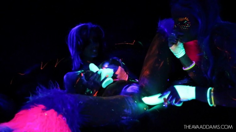 AVA ADDAMS , ABIGAIL MAC – BODY GIRL PARTY