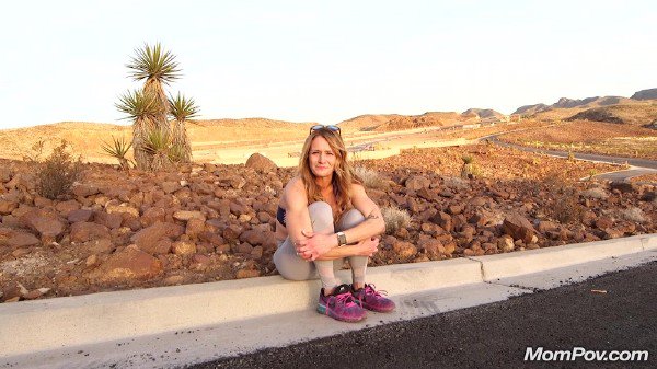 Sloane – Sexy flashing milf on a hike