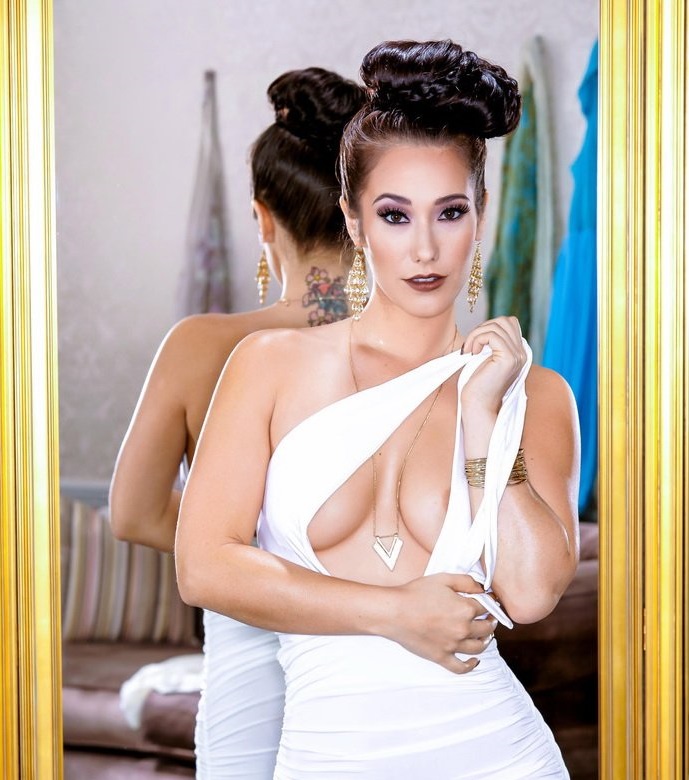 Eva Lovia – A La Mode