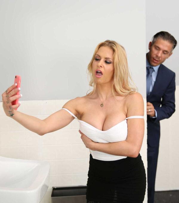 RACHEL ROXXX – SEXY SECRETARY SELFIES