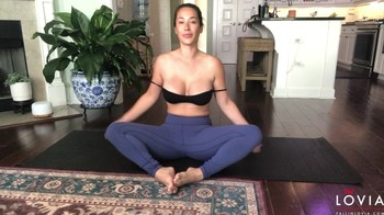 Eva Lovia – Yoga