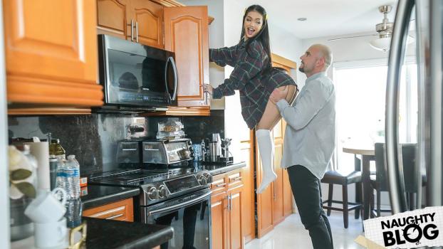 Exxxtra Small – Paisley Paige