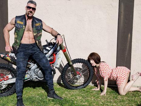 Kiara Edwards – Muffstache