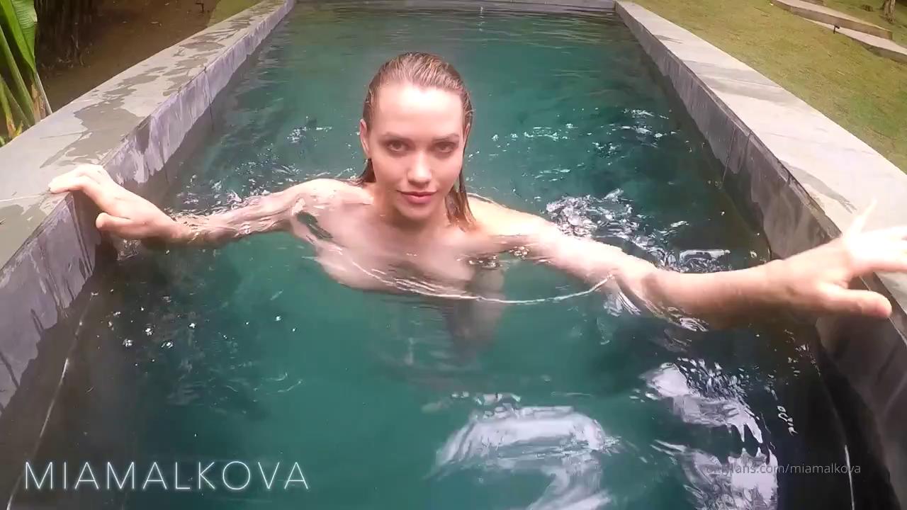 Mia Malkova – BlowJob at the Brazilian treehouse!