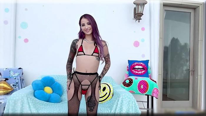 Valerica Steele – Very Tempting Valerica