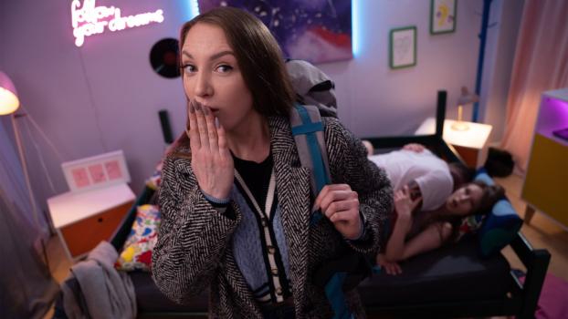 Gina Snow & Julia Maze – Sudden Threesome for New Lovers