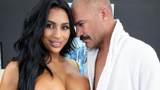 Ariana Starr – Tall And Busty Babe Ariana Starr Is Fucking LIVE