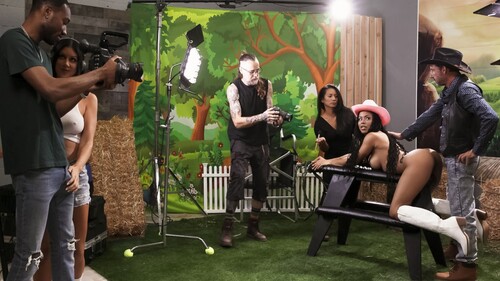 Kira Noir, Queenie Sateen – Camera Guy Takes Two