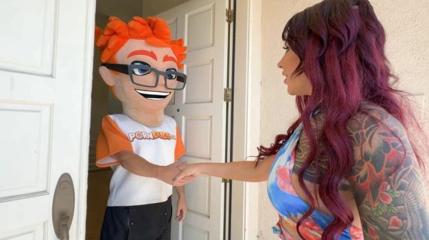 Luna Legend – Luna Legend Gets Inked by Porn Dude